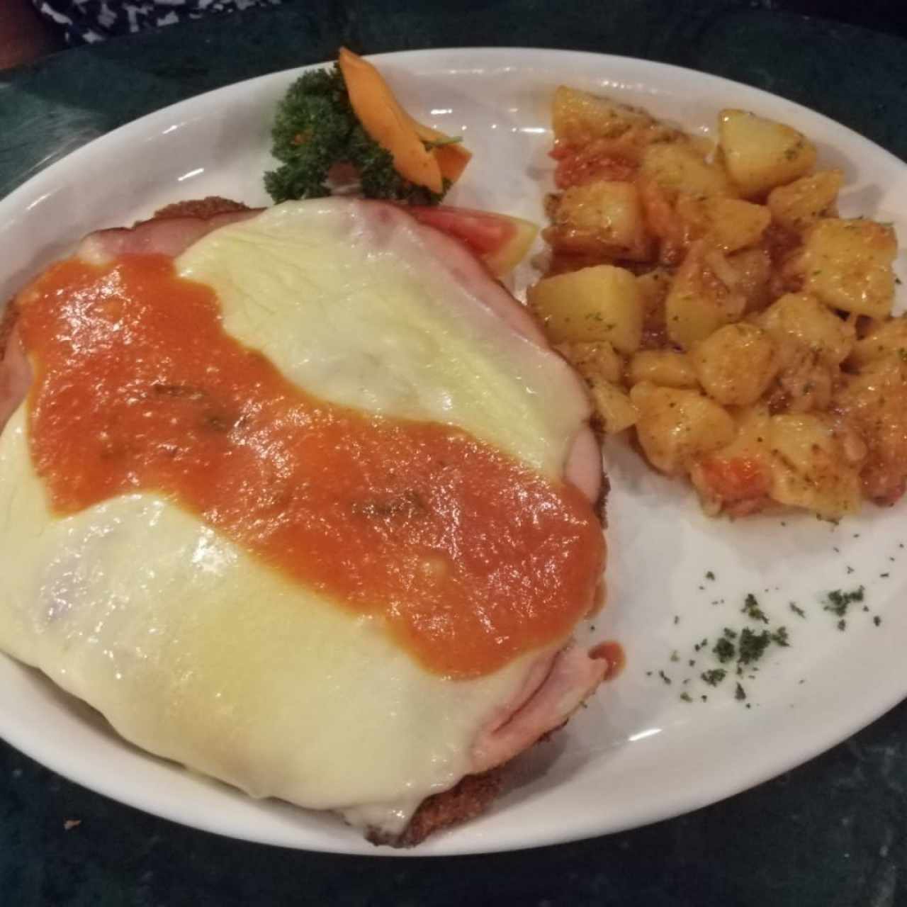 milanesa de pollo con papas salteadas