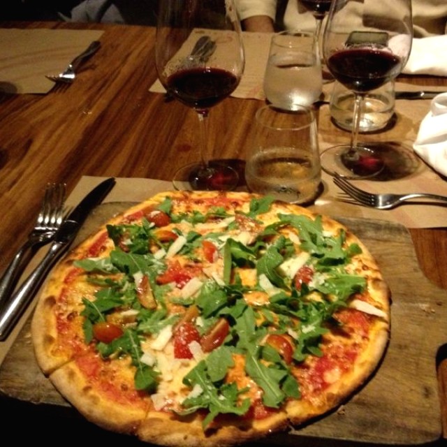 Pizza tomates, parmesano, arugula