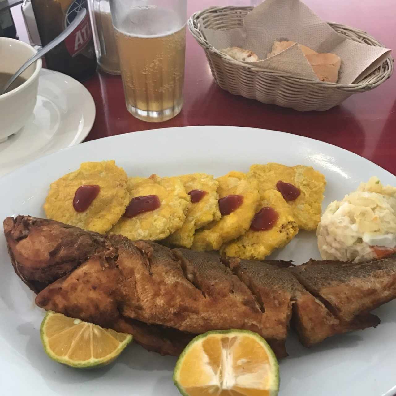 Corvina frita con patacones y ensalada de papas