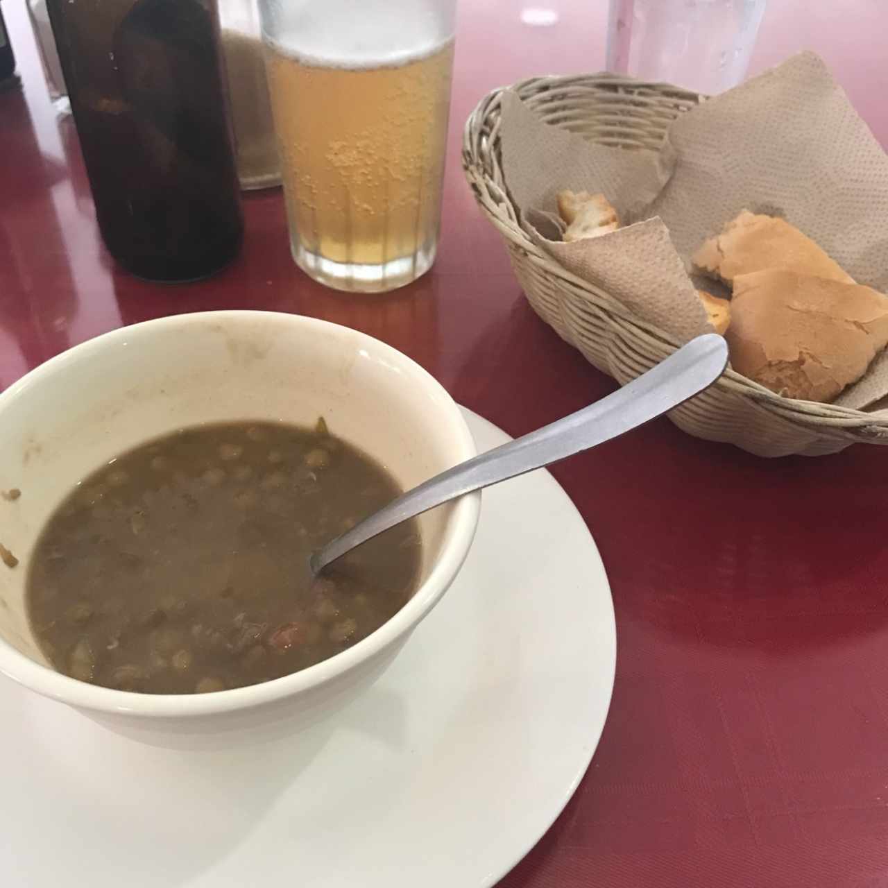 Sopita de lentejas y pancito calientito de entrada