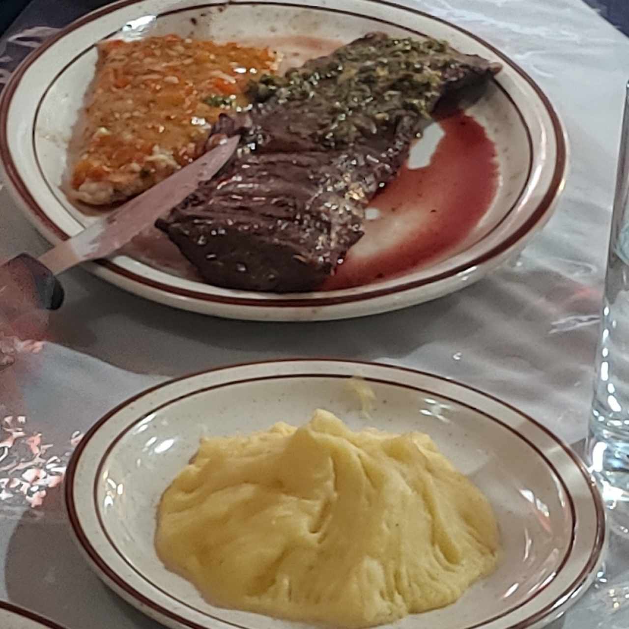 mi hermana  mezcló Entraña con corvina  y puré 