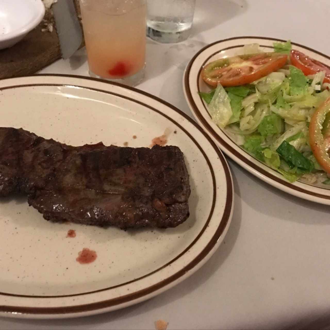 Entraña con ensalada de lechuga,tomate y cebolla