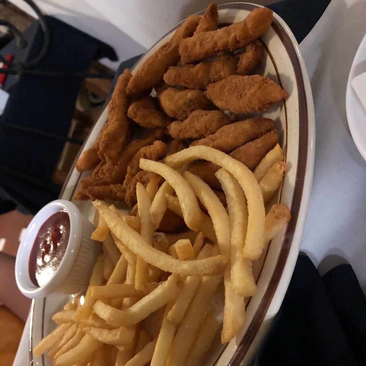 deditos de pollo con papas fritas