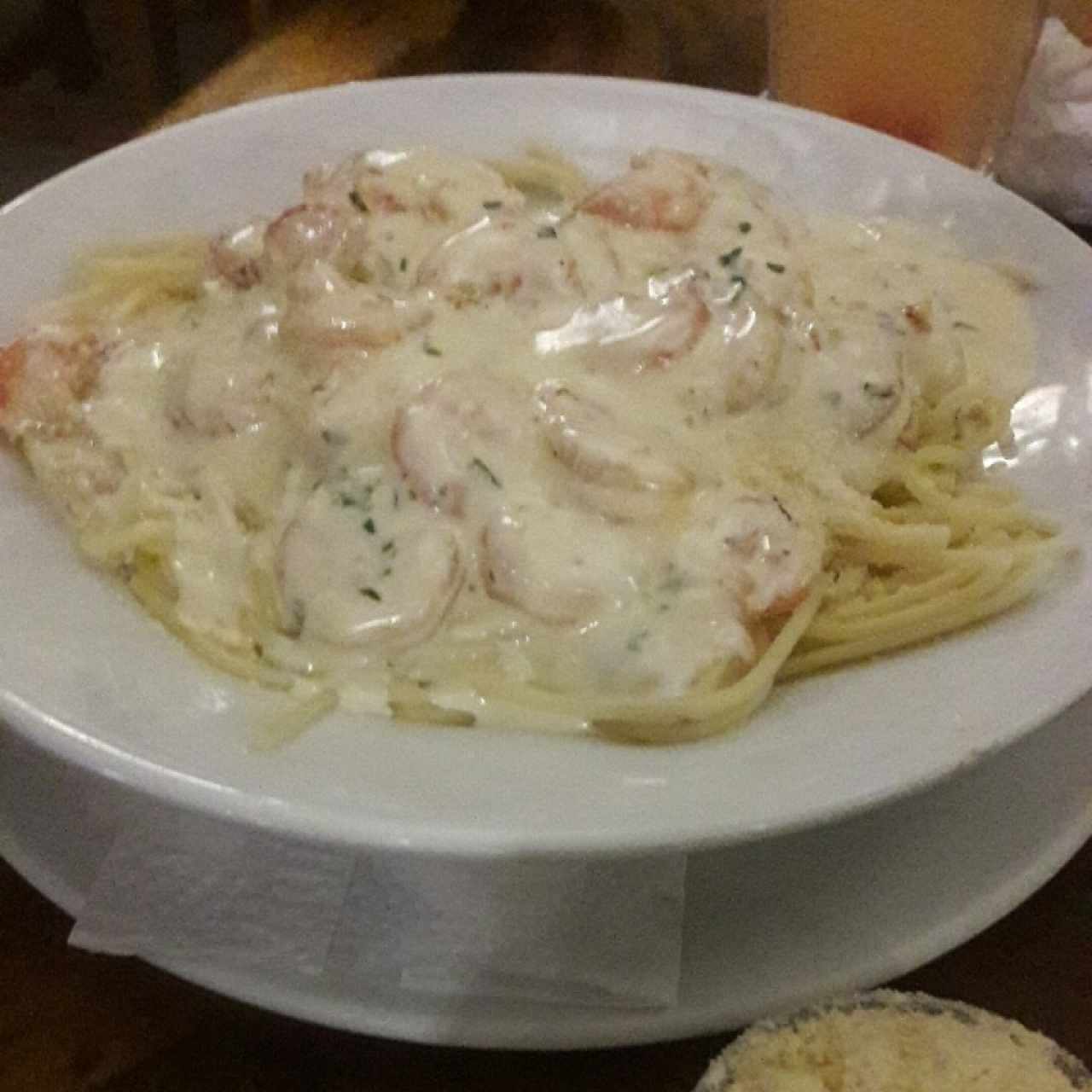 Camarones con spaghetti en salsa blanca 