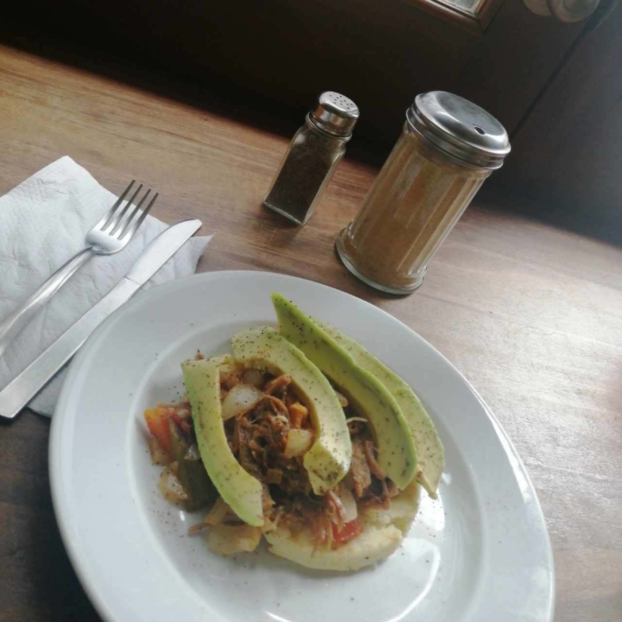 Arepa con carne mechada (ropa vieja) y aguacate. Opción de añadir huevo frito por un adicional. 