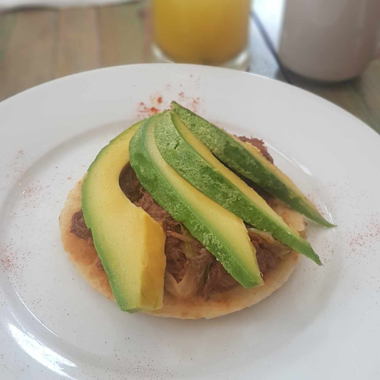 Arepa ropa vieja y aguacate sobre tortilla