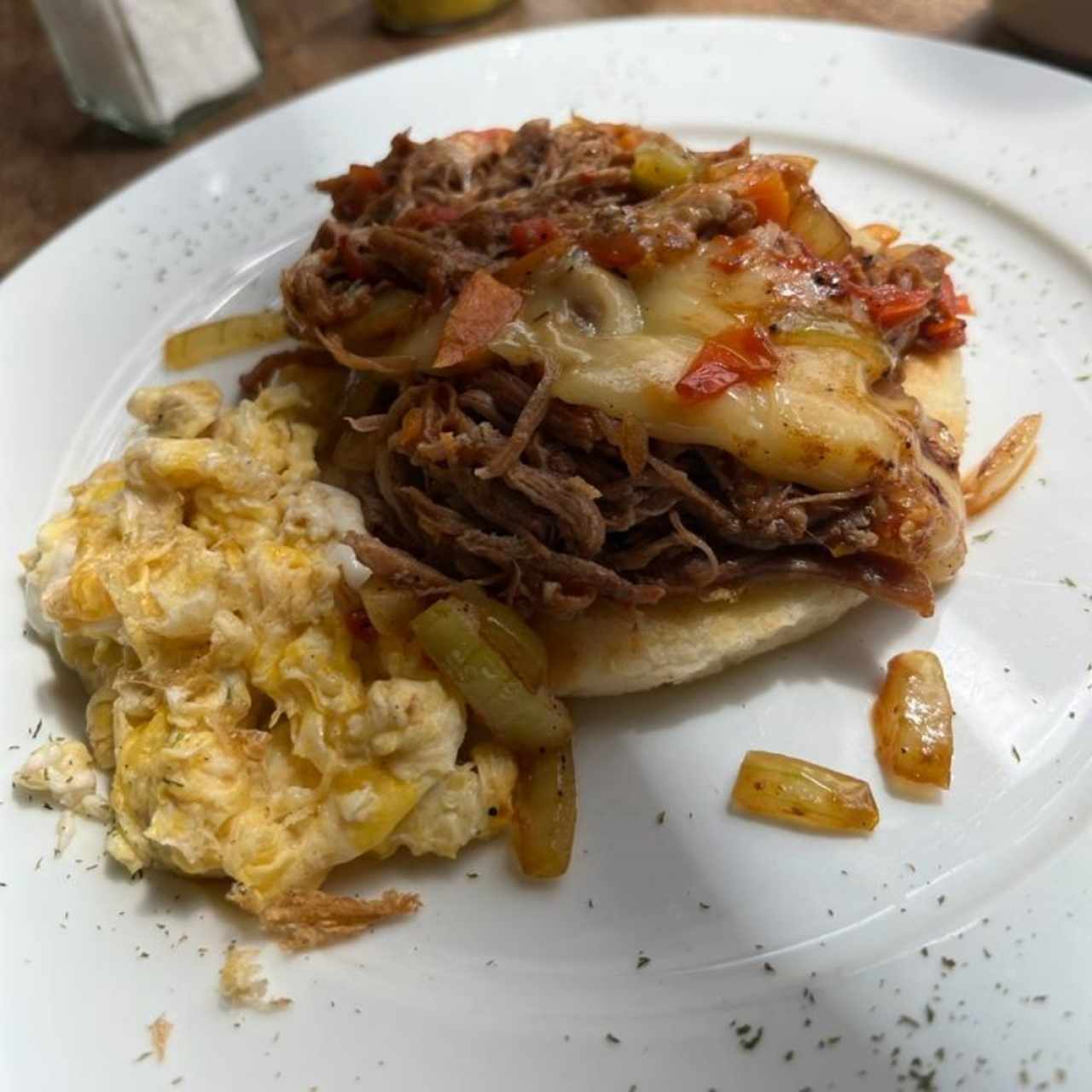 arepa con ropavieja y huevo