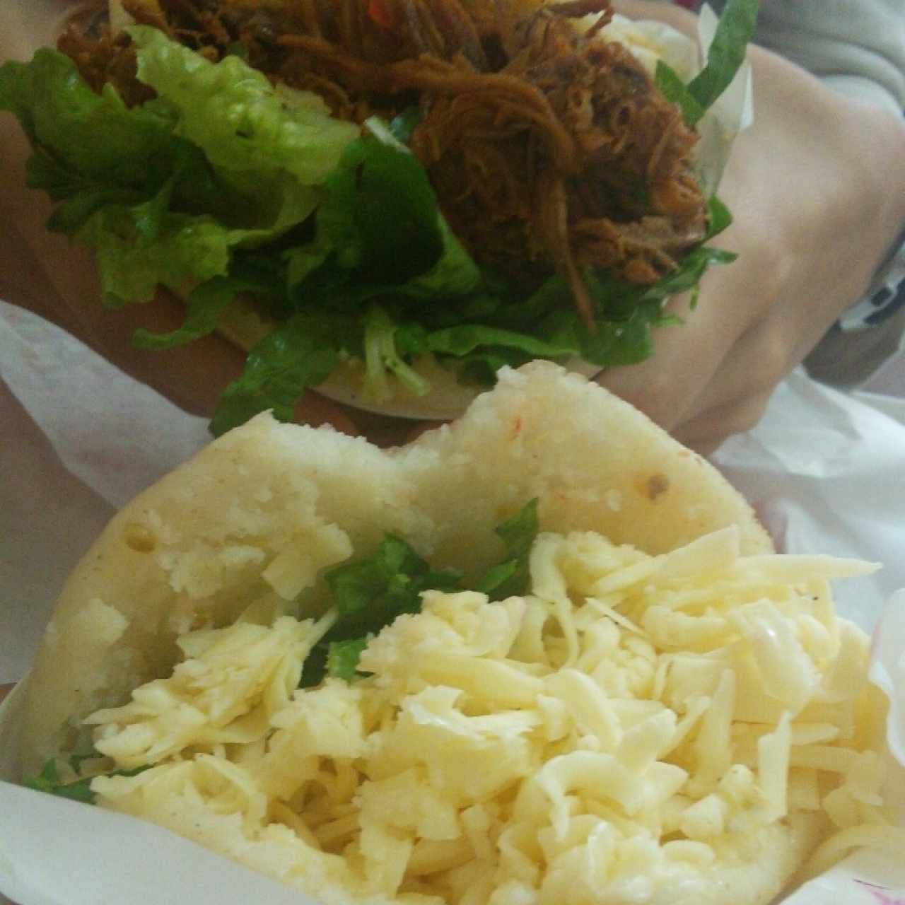 Arepas - Con queso y arepa carne 