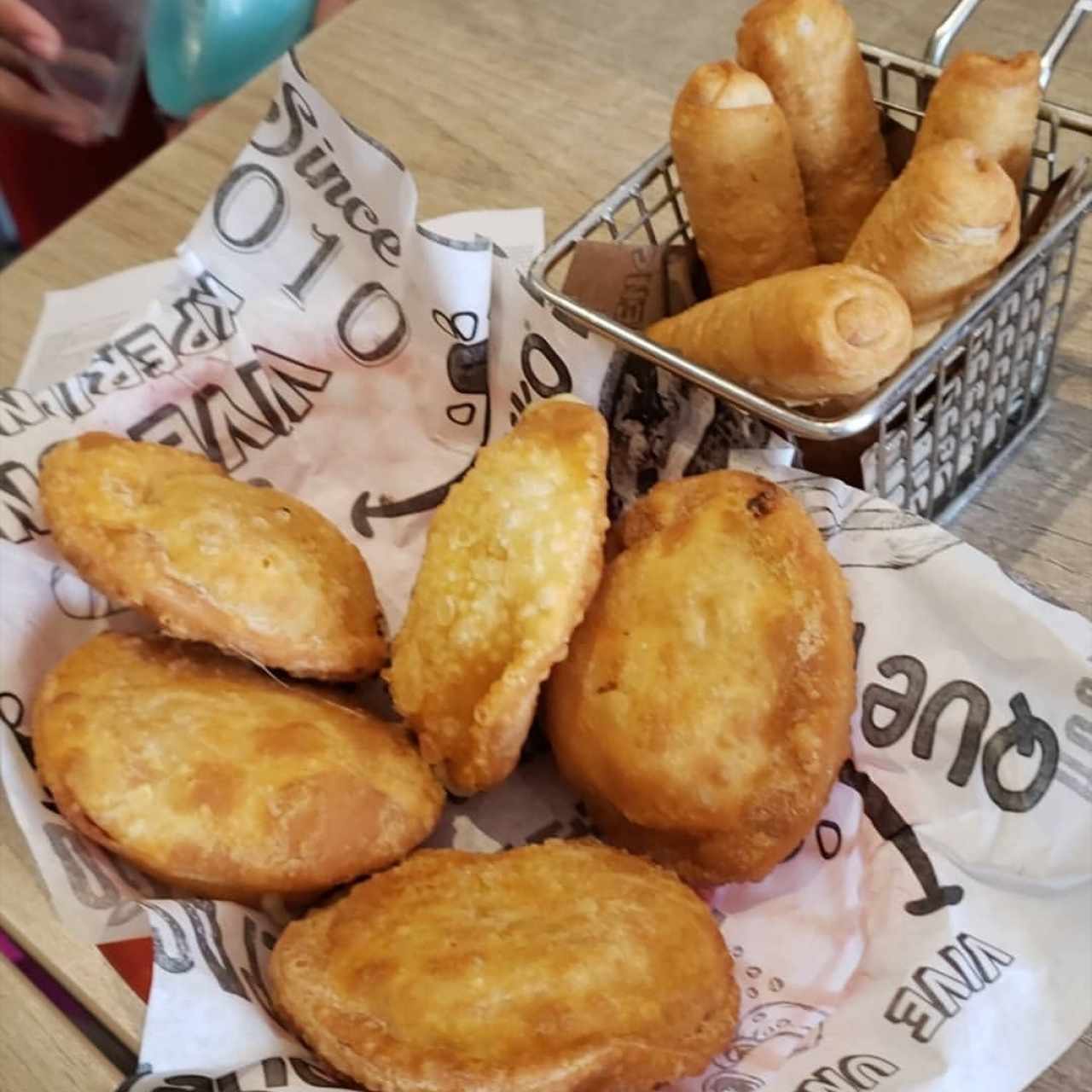 Pastelitos y Tequeños