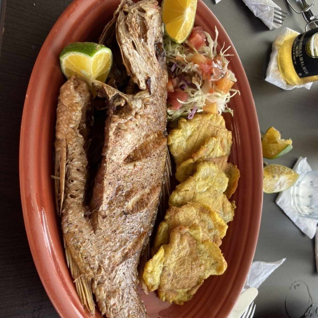 Pescado frito con patacones 