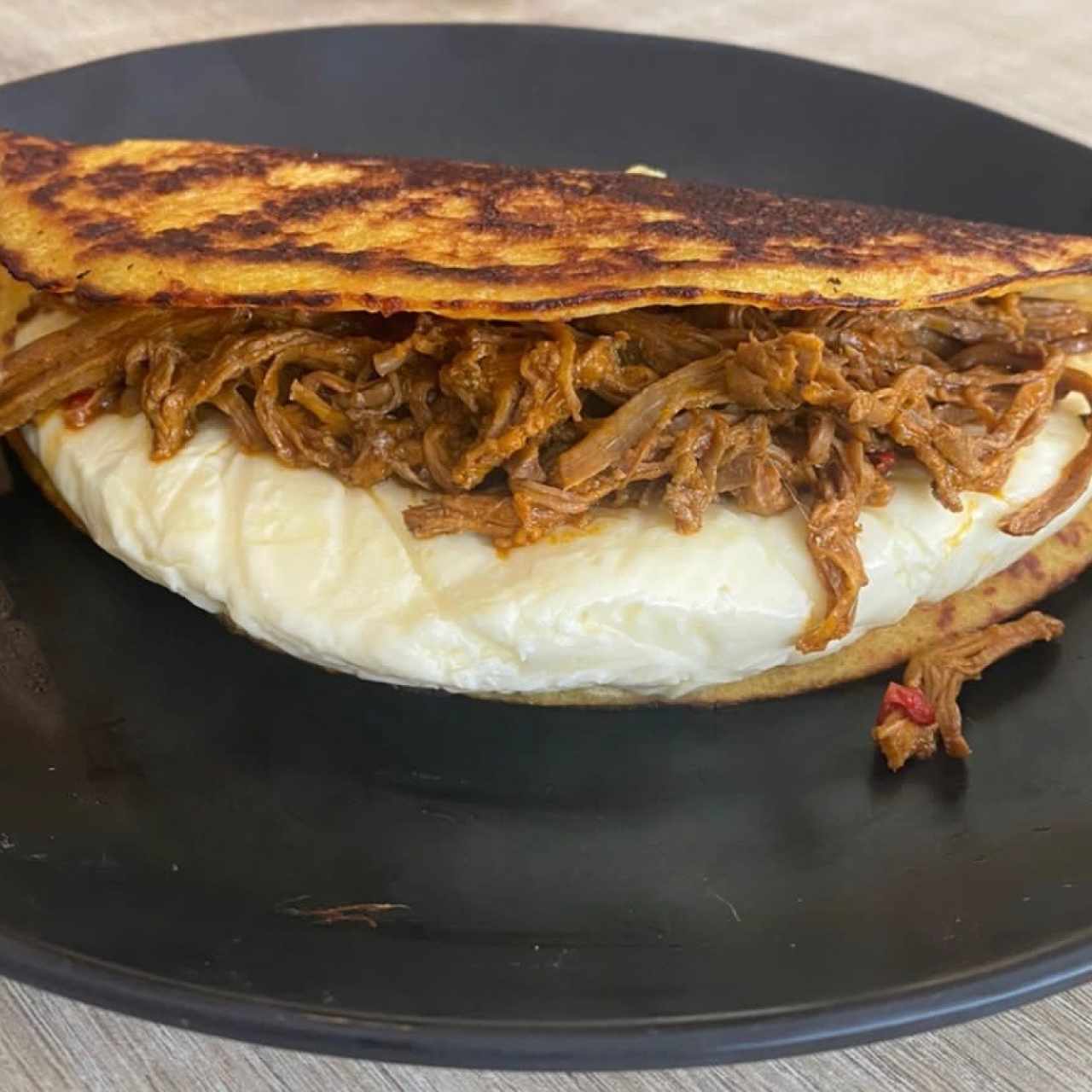 Cachapa con Ropa Vieja, Pollo y Queso de Mano