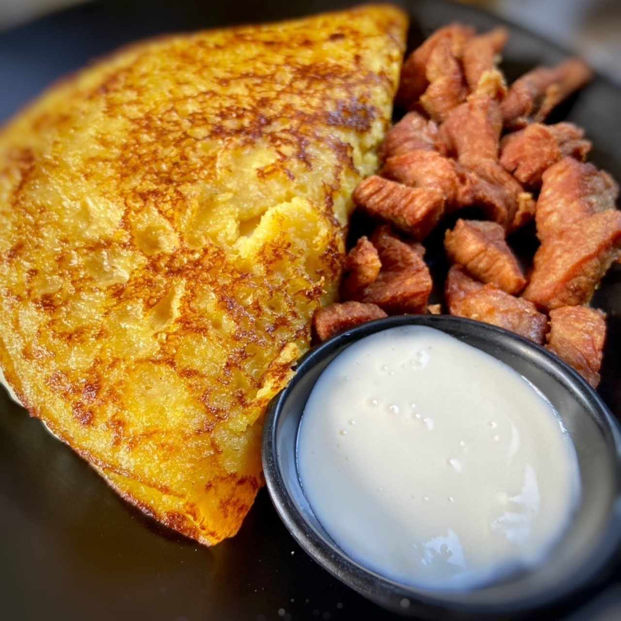 Cachapa con Cochino Frito y QuEso de Mano