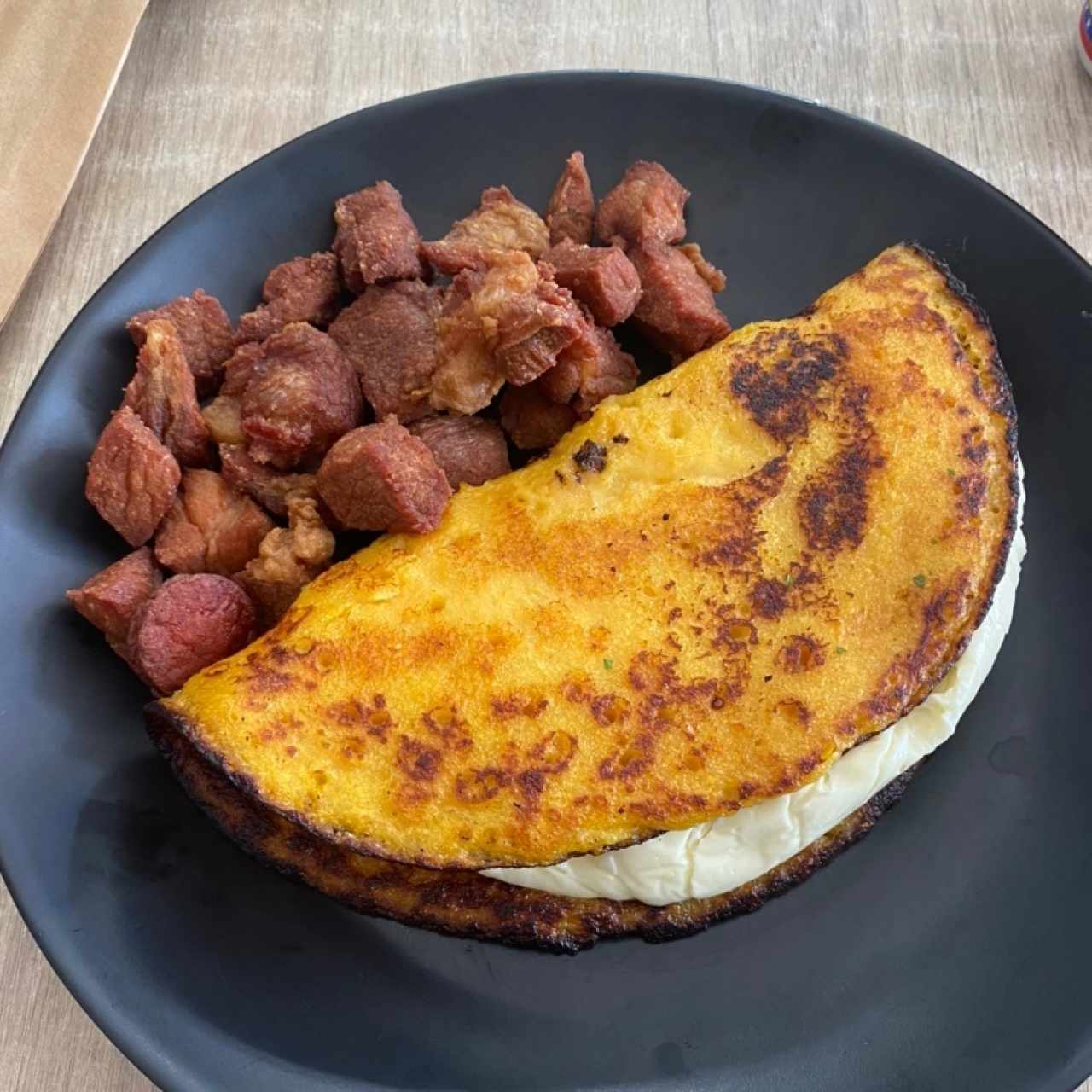 Cachapa con queso de mano y cochino frito