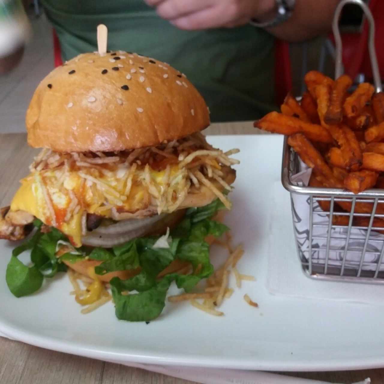 Hamburguesa con camote frito