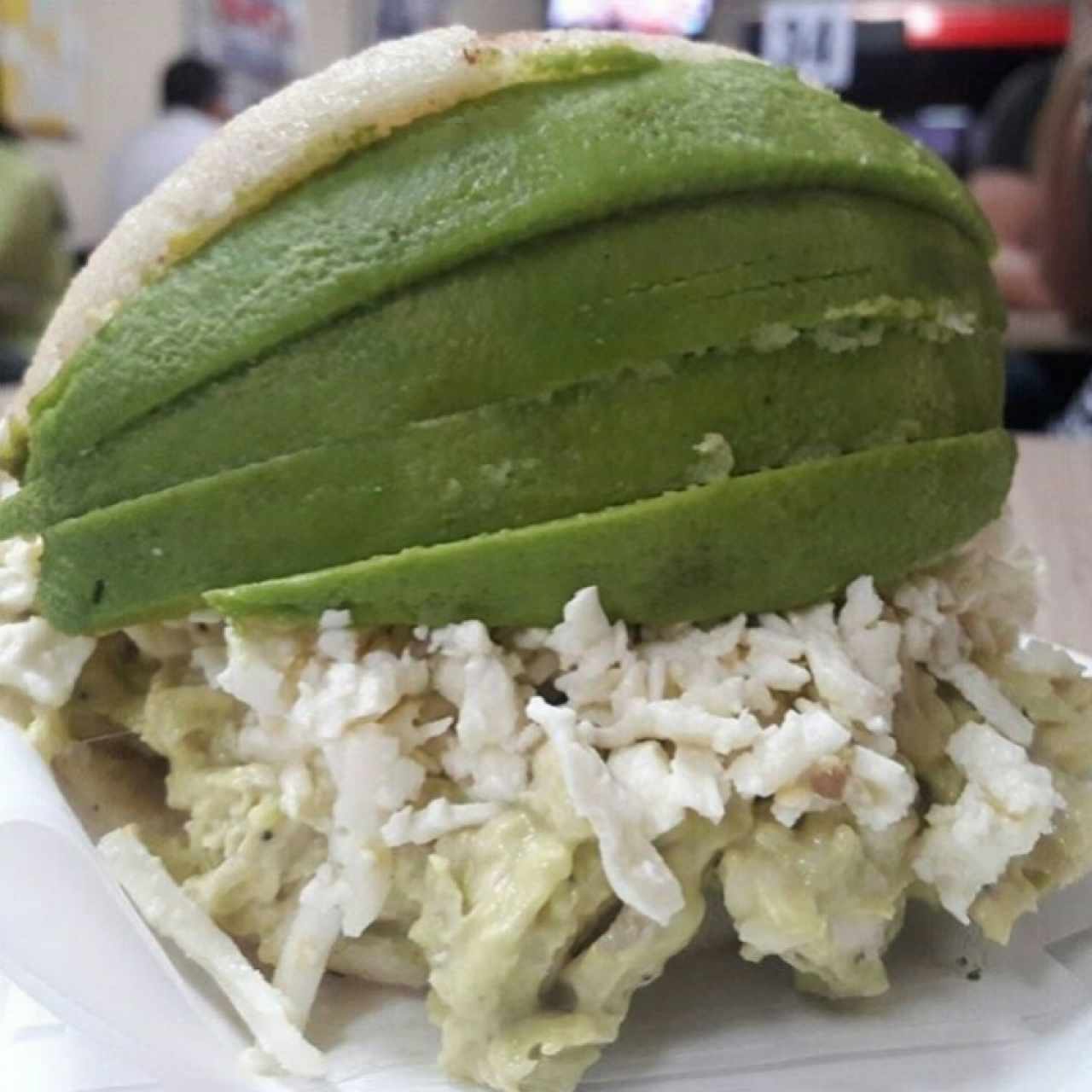 Arepa Reina Pepiada con extra de queso