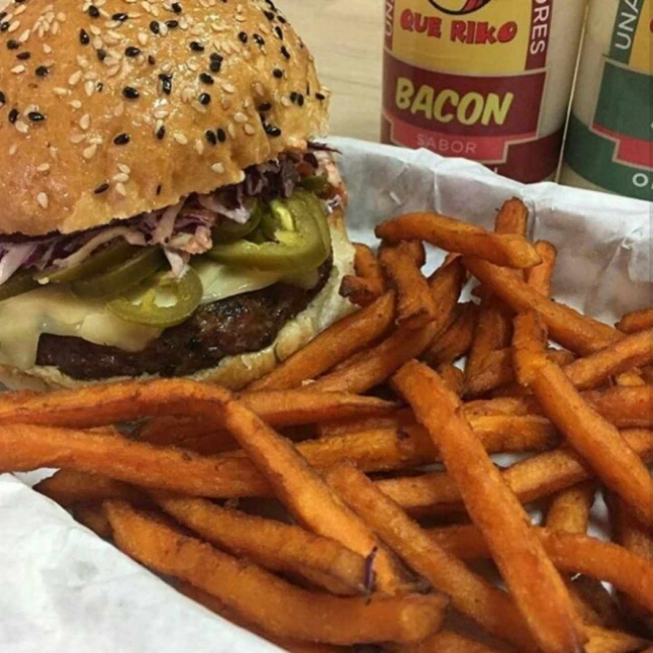 Diabla Burger con Camotes Fritos