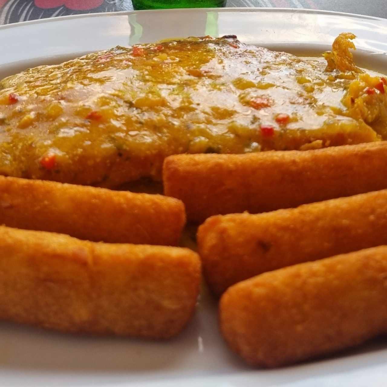 corvina al ajillo con yuca frita