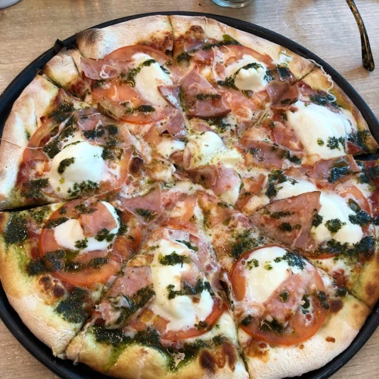 Pizza al pesto Con Queso y Jamon cerrano. Es primera vez que visito este restaurante y quede fascinada con el sabor de esta pizza, Muy Rica en lo Personal. 