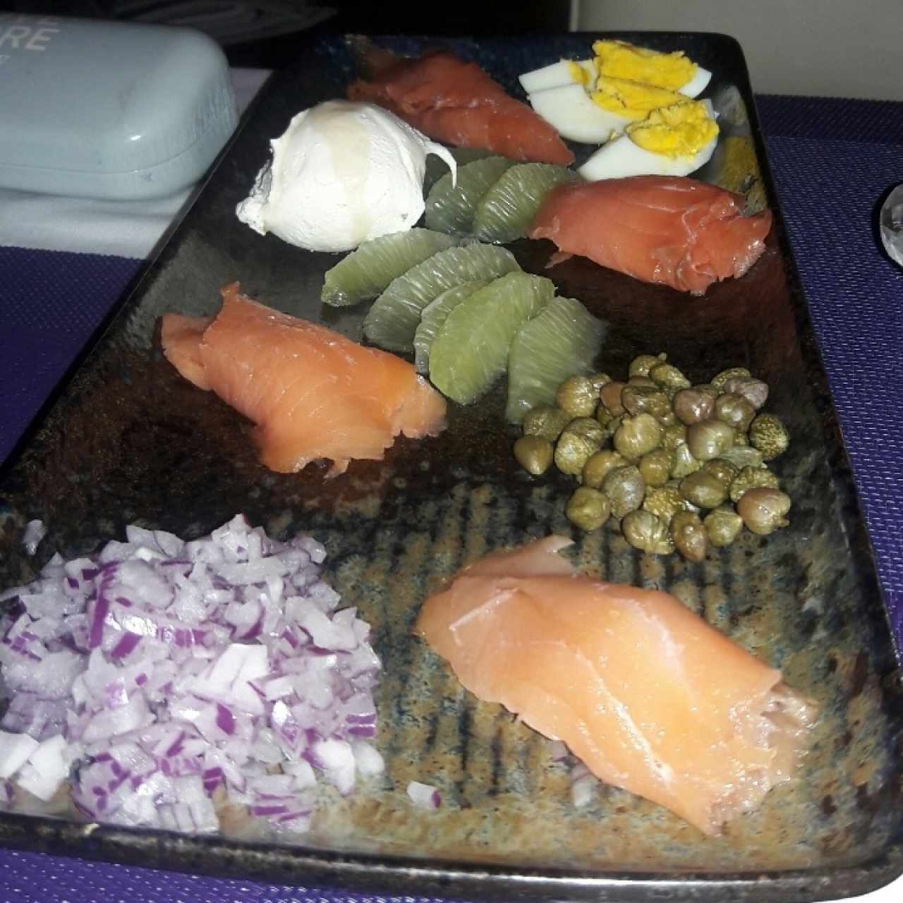 Tabla de Salmón ahumado acompañada de un buen vino.