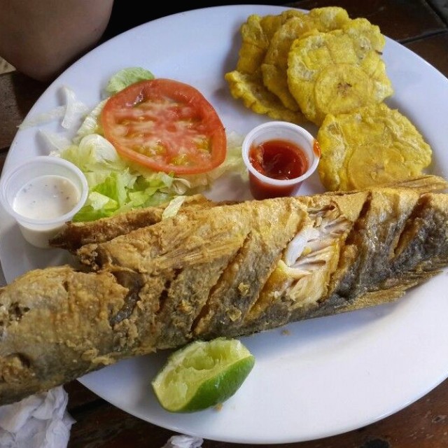 Pescado frito con patacones siempre es buena opción