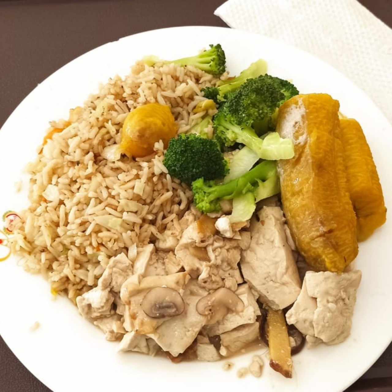 Arroz, tofu con jengibre, brócoli y plátano 