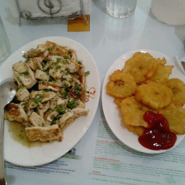 Tofu al ajillo y patacones