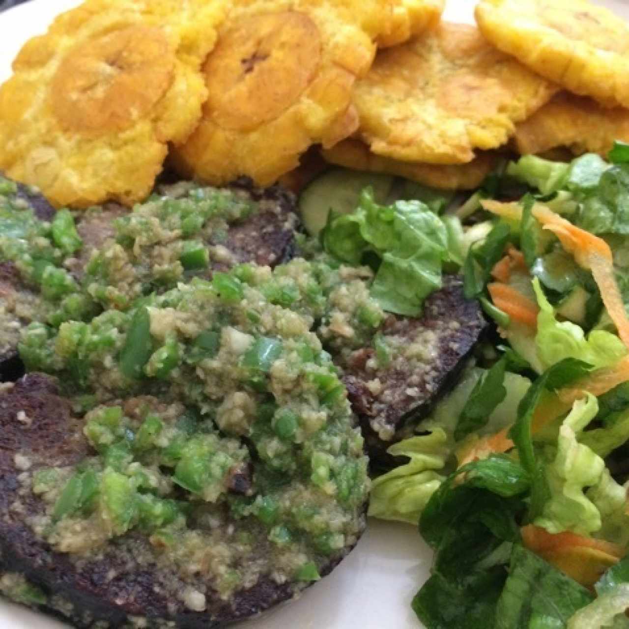 pescado vegano con patacones