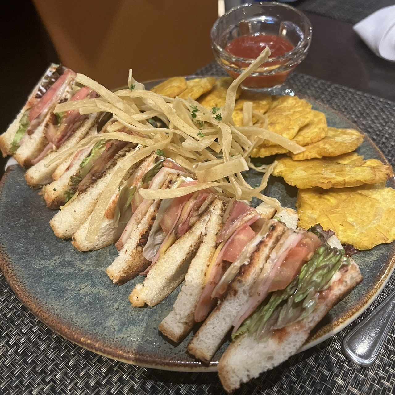 Club sándwich con patacones. 