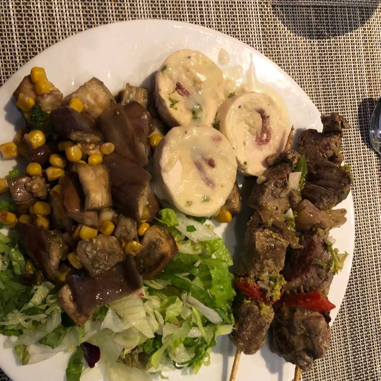 pollo a la cordon blue, brochetas y ensalada