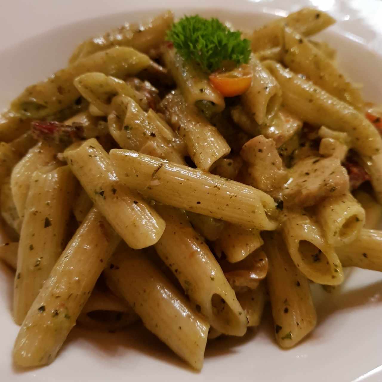 Penne al pesto con pollo