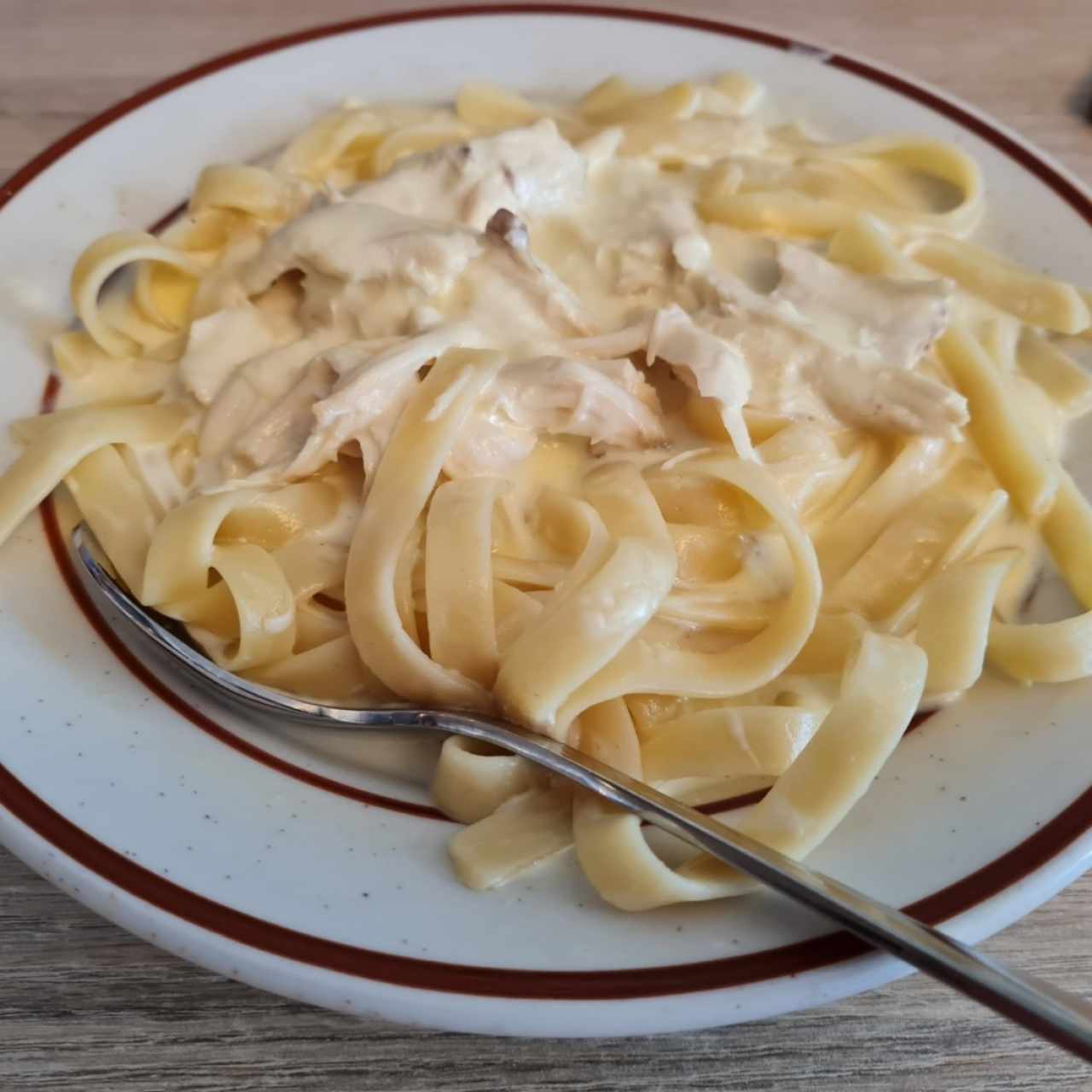 Pastas Especialidades - Fettucine Pollo Alfredo