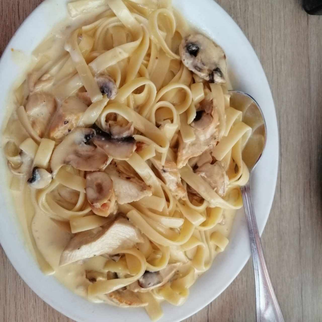 Fettuccini Alfredo con pollo y hongos