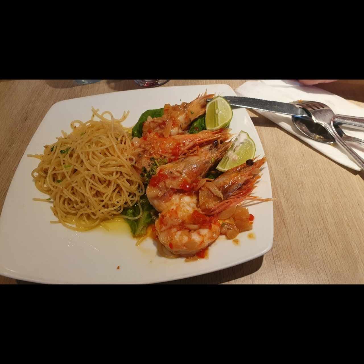 langostinos al ajillo con spaguettini al oleo