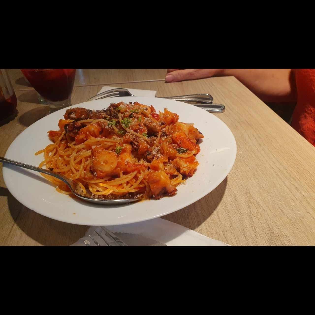 spaguertini con mariscos en salsa pomodoro
