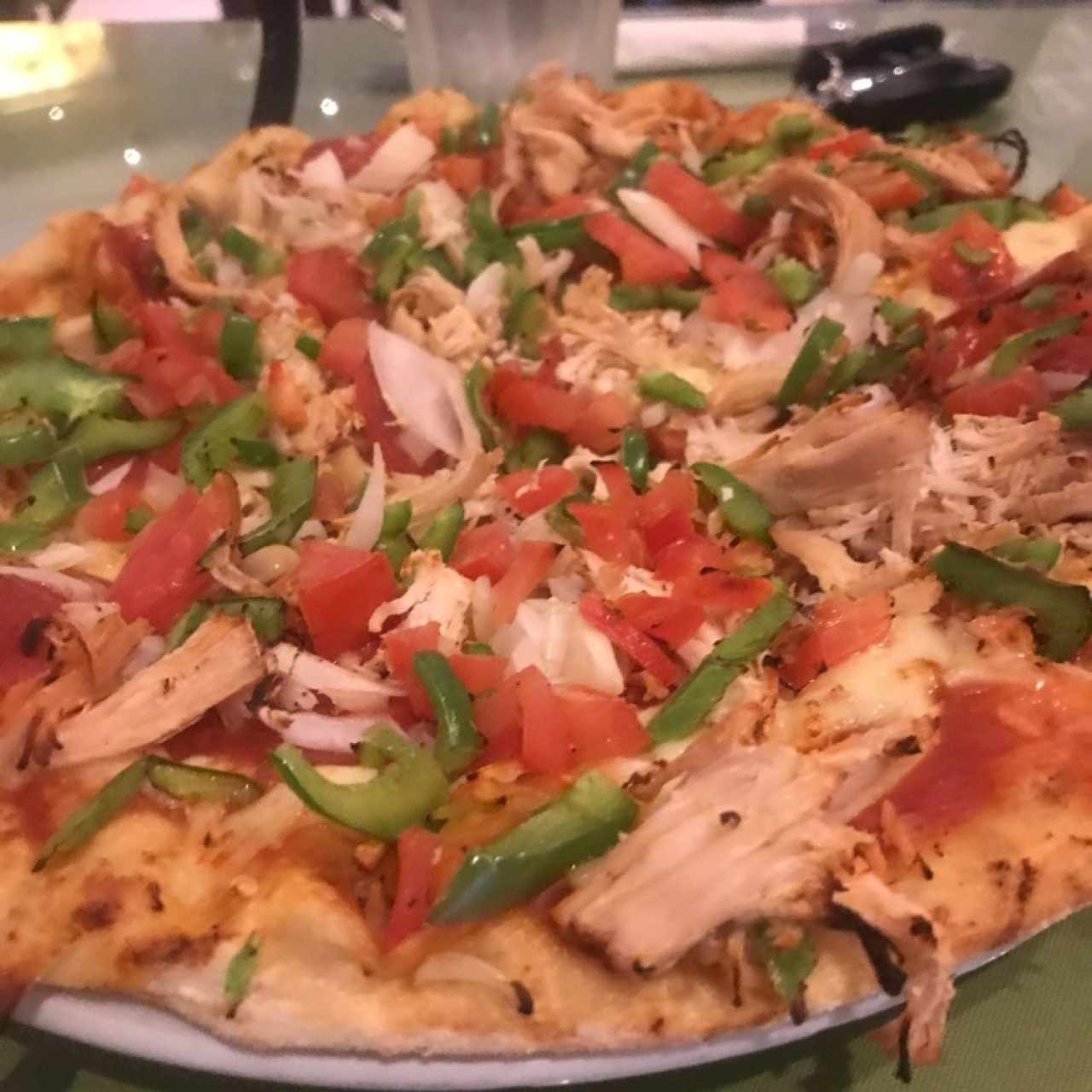 Pizza de vegetales con pollo