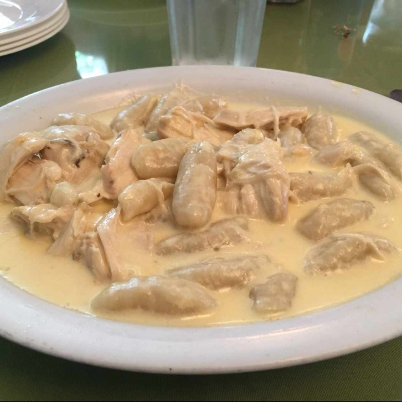 Ñoquis con salsa Alfredo con pollo