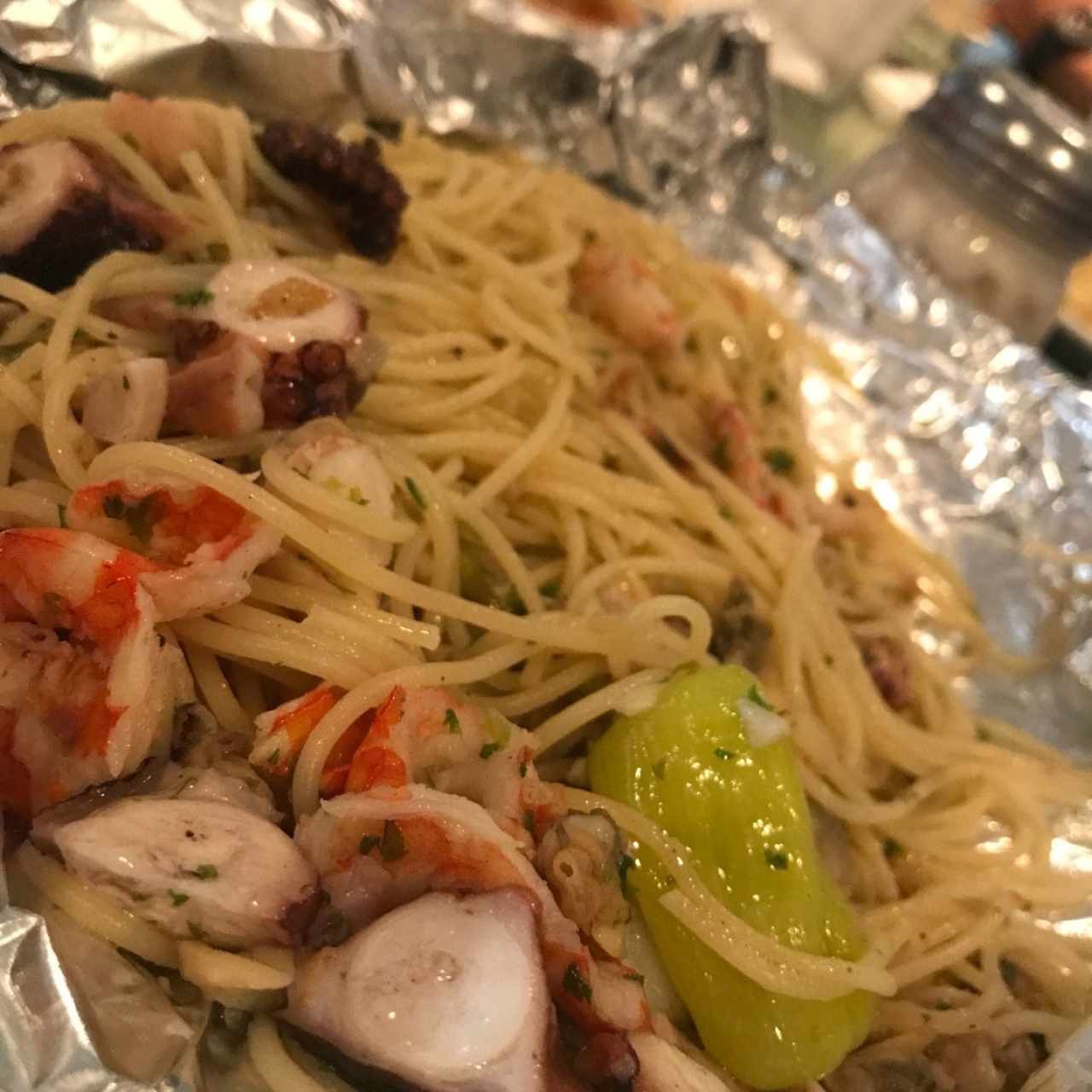 Spaghettini a la pescatore al cartucho con pepperoncici.