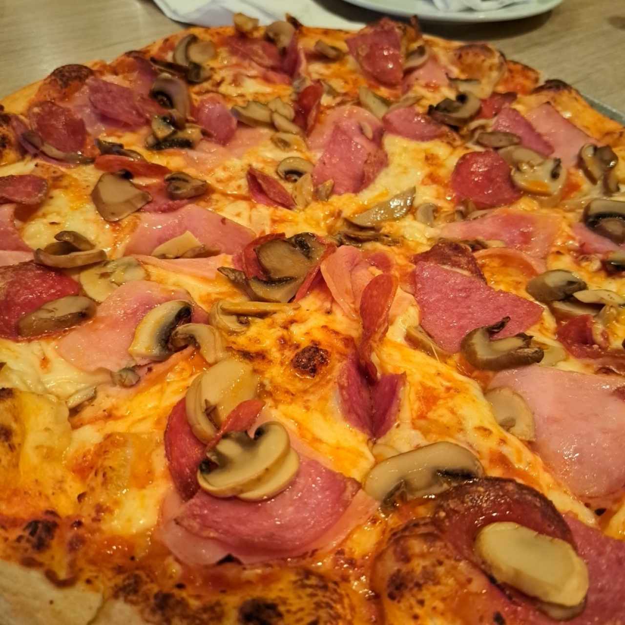 Pizza Napolitana tamaño familiar.