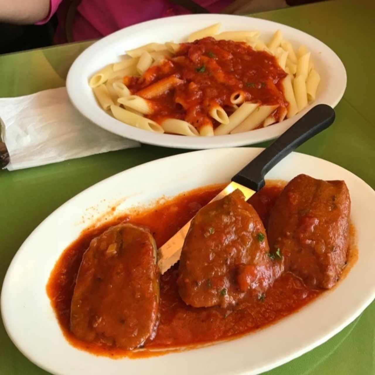 Lengua Guisada acompañado de Penne en Salsa de Tomate