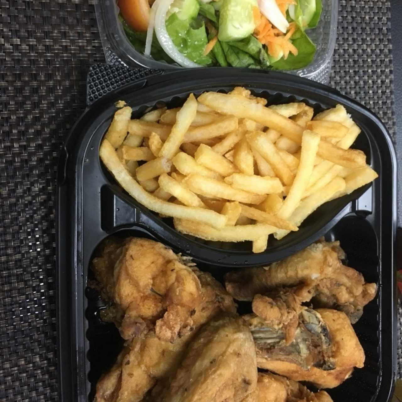 pollo frito, papas fritas y ensalada