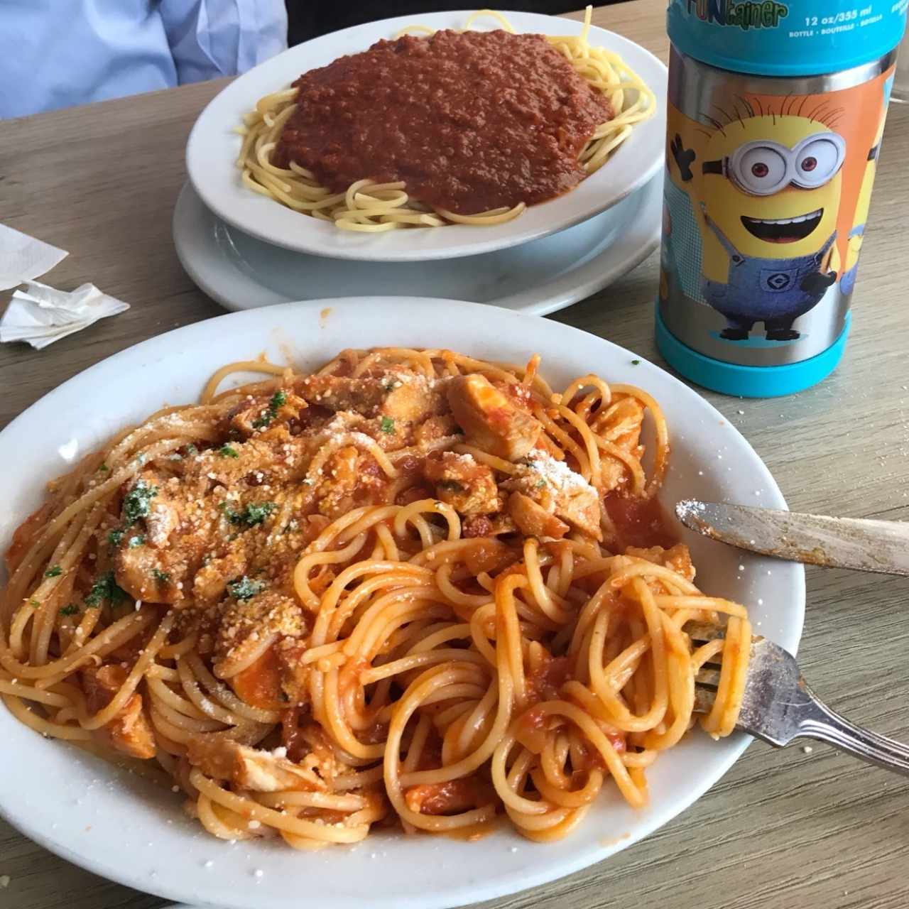 spaquettis con pollo y spaguetis a la boloñesa