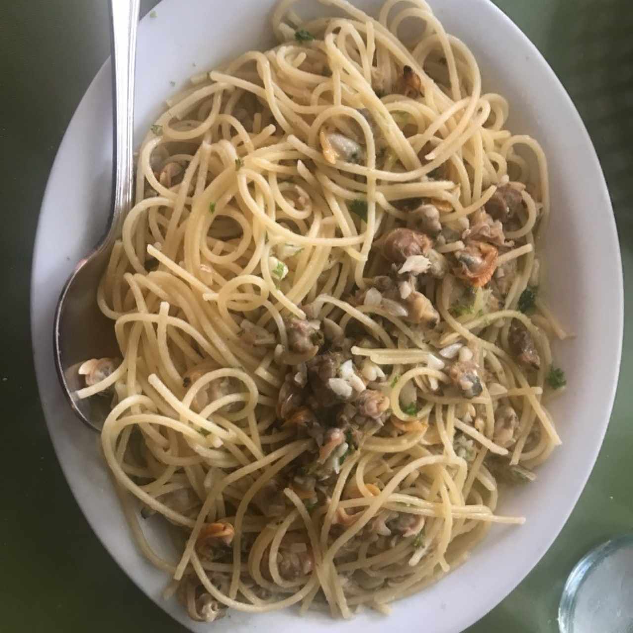 spaghetti al oleo con almejas