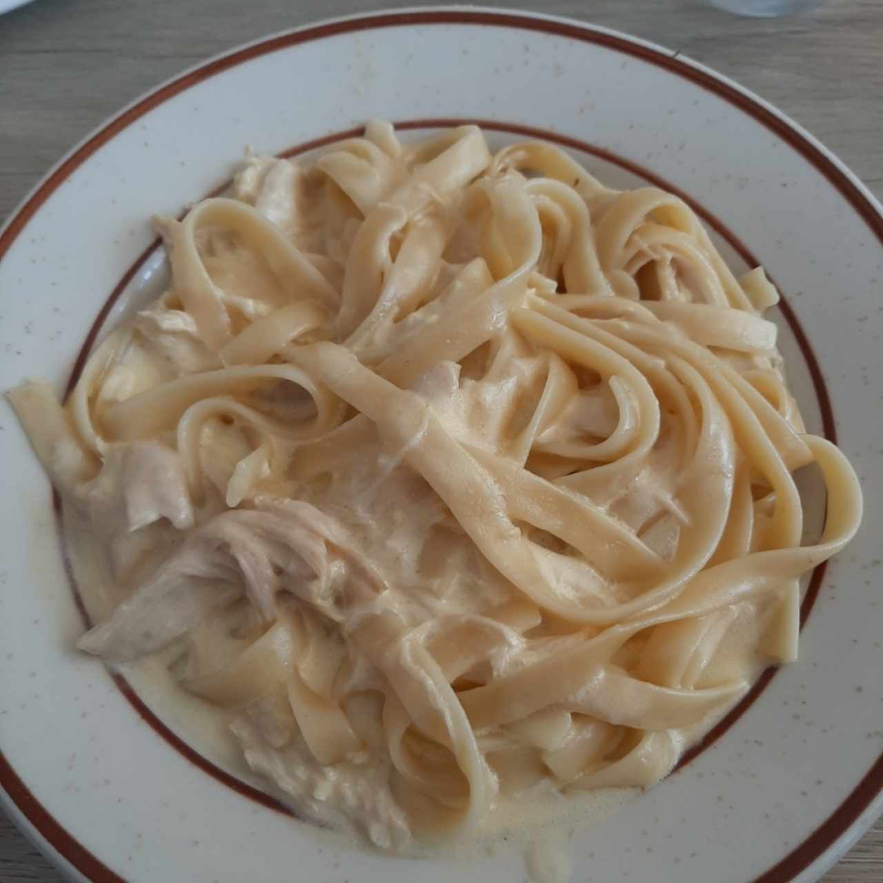 Fettuccine Alfredo con pollo