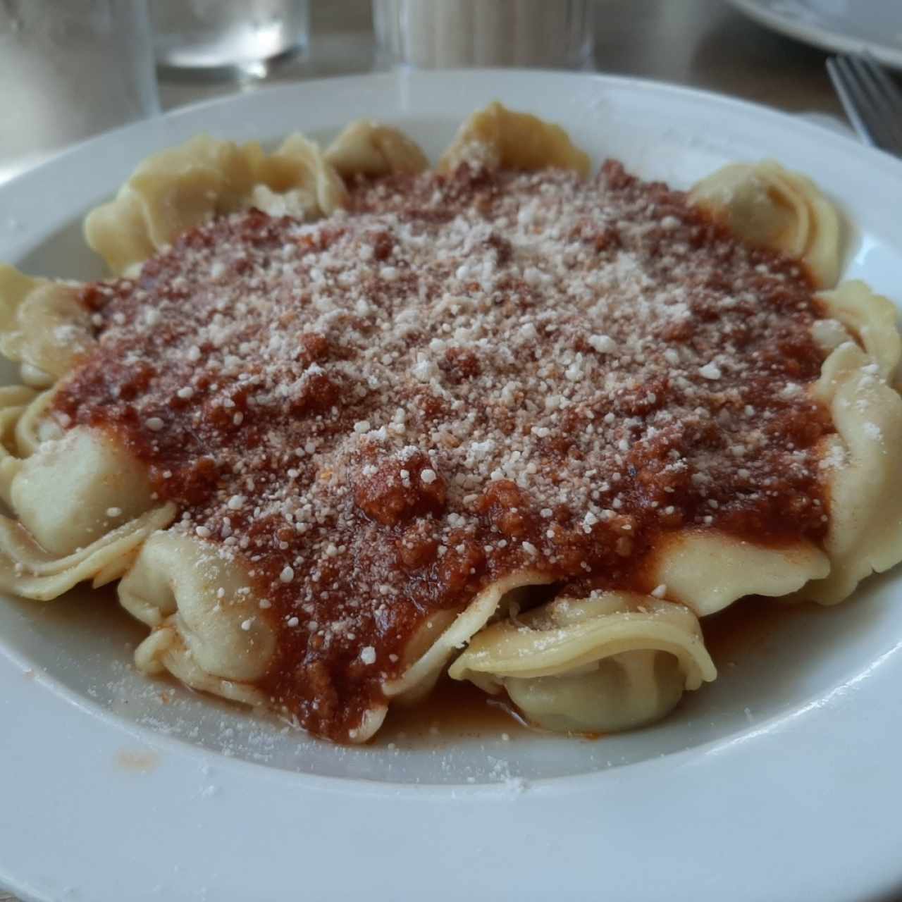 Raviolis de carne en salsa pomodoro 