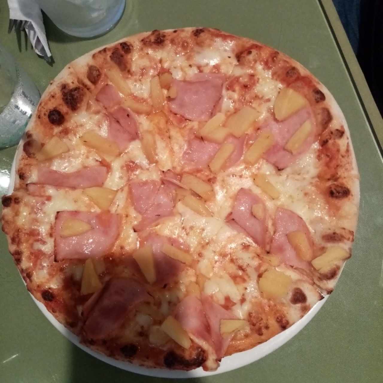 Pizza de piña y jamon