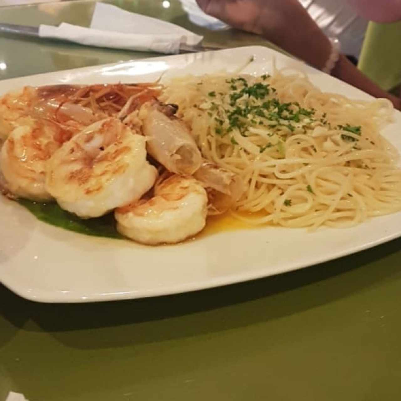 langostinos en salsa de mantequilla con spaguetti al aglio olio