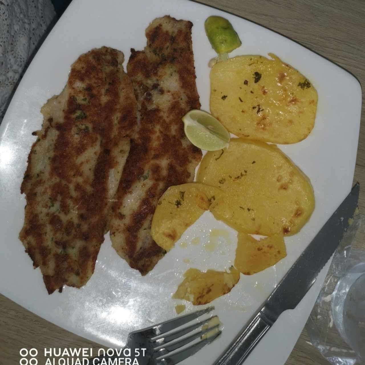 Corvina empanizada con papas 