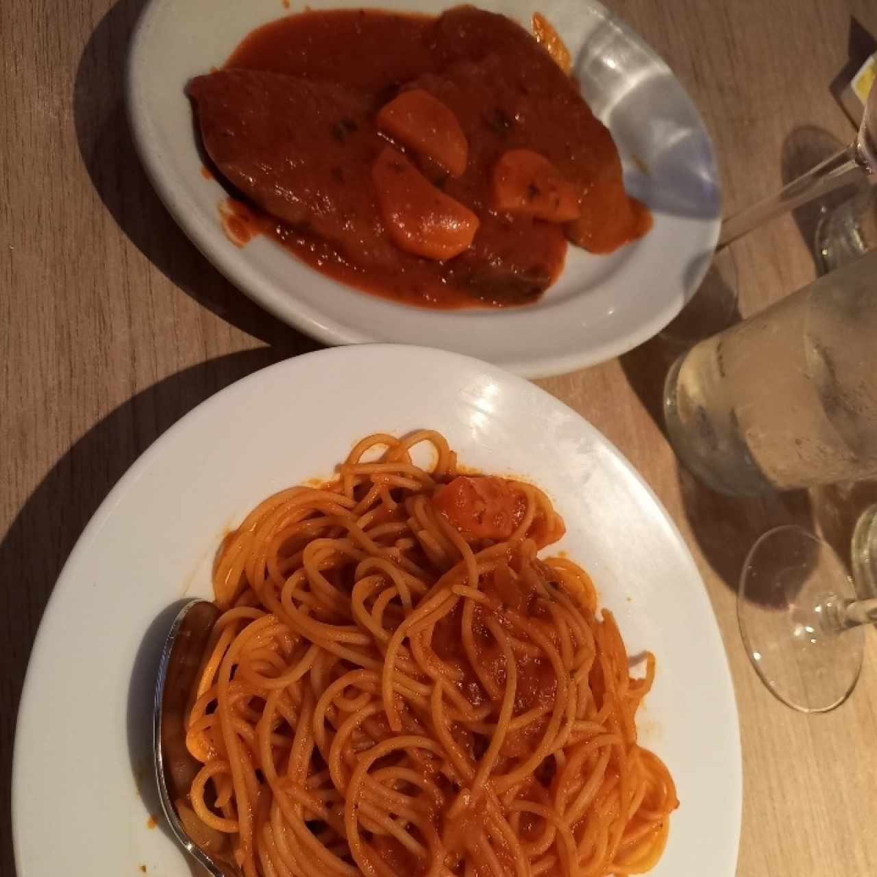 spaguetini con lengua salsa roja