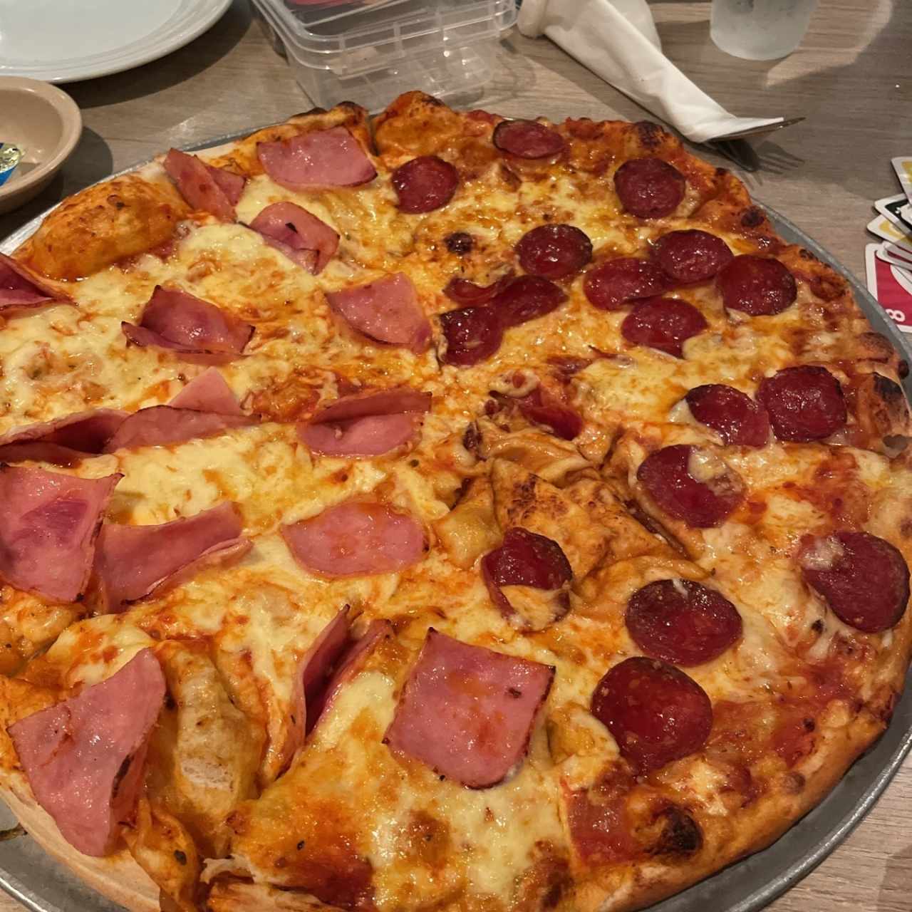 Pizza mitad jamón mitad peperonni