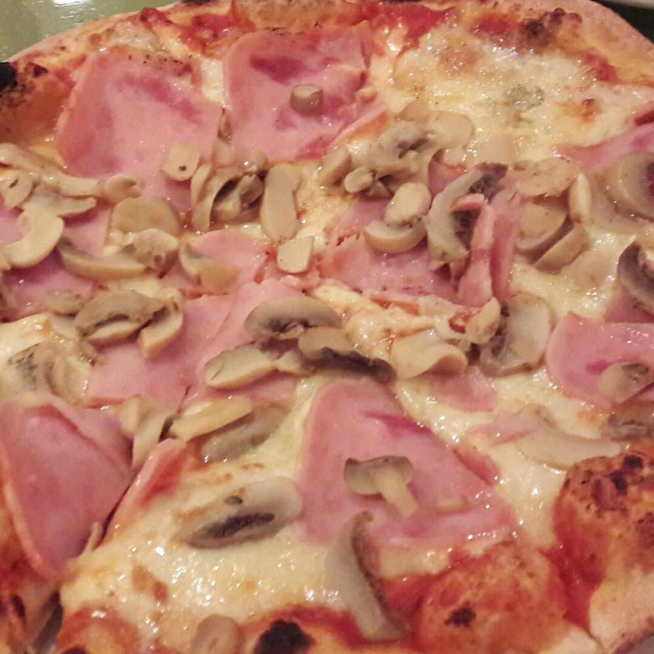 pizza jamón con hongos